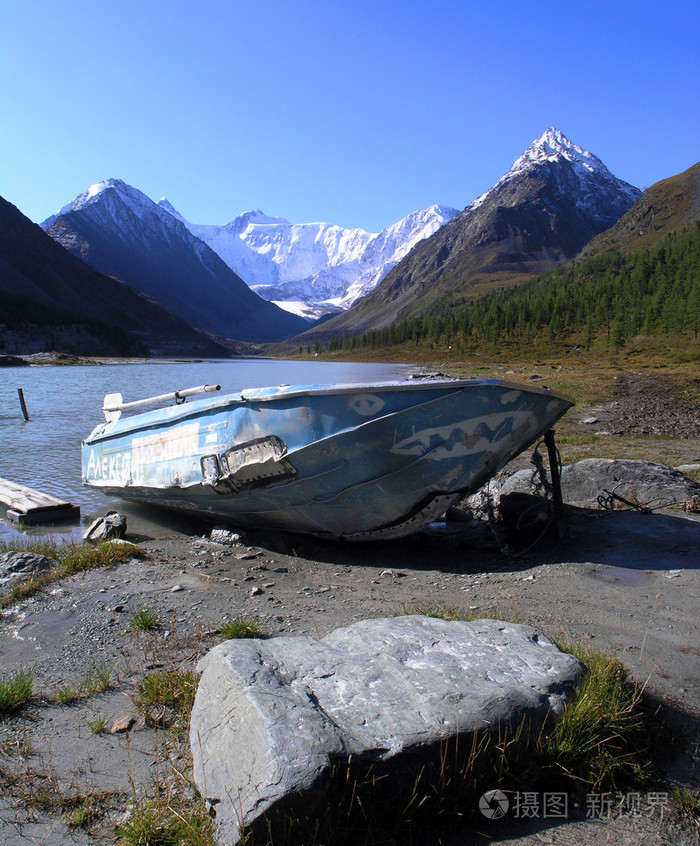 阿尔泰山。湖 akkemskoe