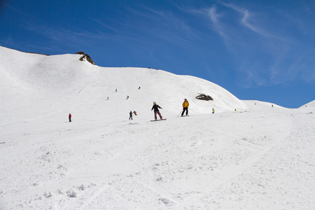 滑雪者会顺着斜坡滑雪胜地