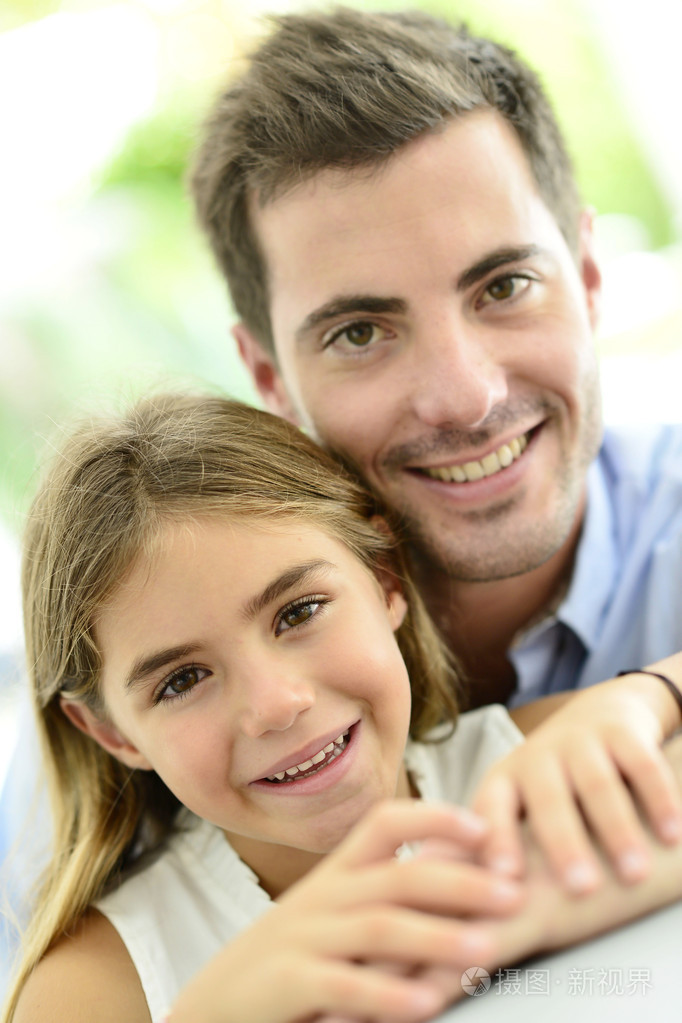 小女孩和她的爸爸一起的肖像