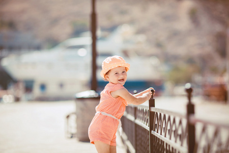 kleines Mdchen auf Spaziergang in der SommerNatur在夏季户外散步的小女孩