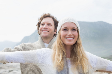 Casual jeune couple tirement des mains sur lextrieur