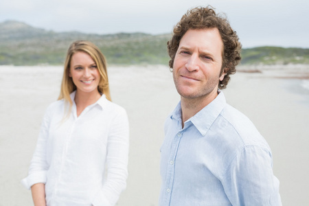 微笑的年轻夫妇在海滩的肖像