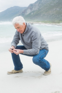 在海滩放松一个老人的侧视图