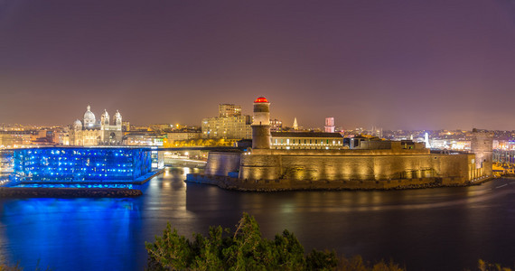 圣让堡和大教堂在马赛，法国的夜景