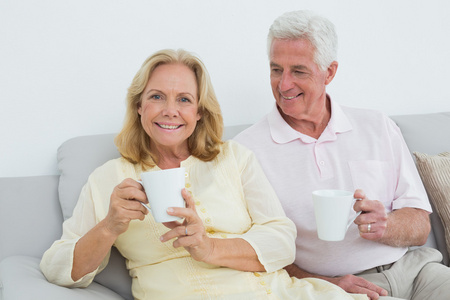 轻松年长夫妇与在家的咖啡杯