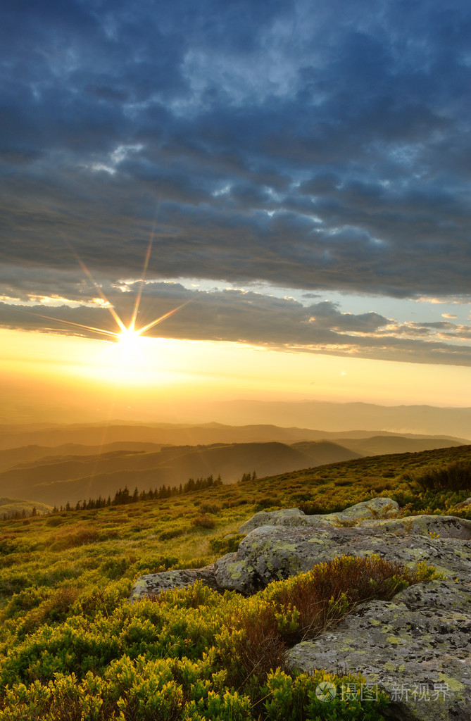 小山的山顶壮丽日落