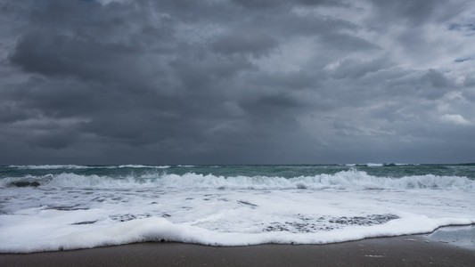 风雨如磐的海景