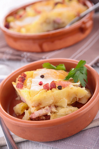 烤的土豆加奶酪和培根 tartiflette