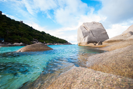 透明蔚蓝的大海 山脉和天空