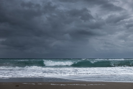 风雨如磐的海景