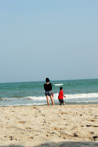 十几岁的女孩与男孩望着大海