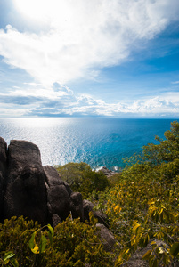 透明蔚蓝的大海 山脉和天空