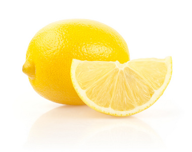 柠檬和白色背景上的切片
