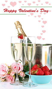 浪漫静物与香槟 草莓和粉红玫瑰，白色上孤立