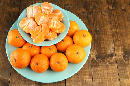 橘子在碗上木制的背景