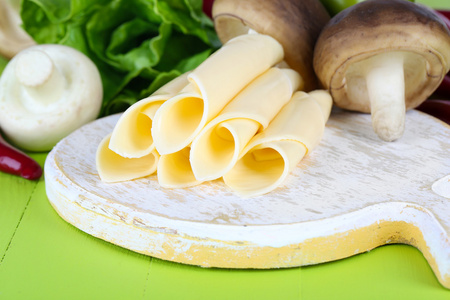 奶油奶酪和蔬菜和绿色食品上木桌特写