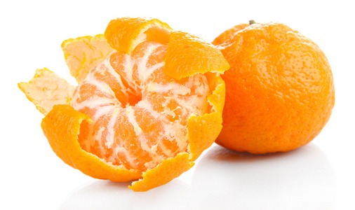 成熟香甜的橘子，孤立的白色衬底上