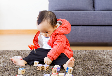 小男孩玩玩具块在家里