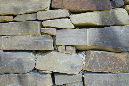 天然石材的墙上