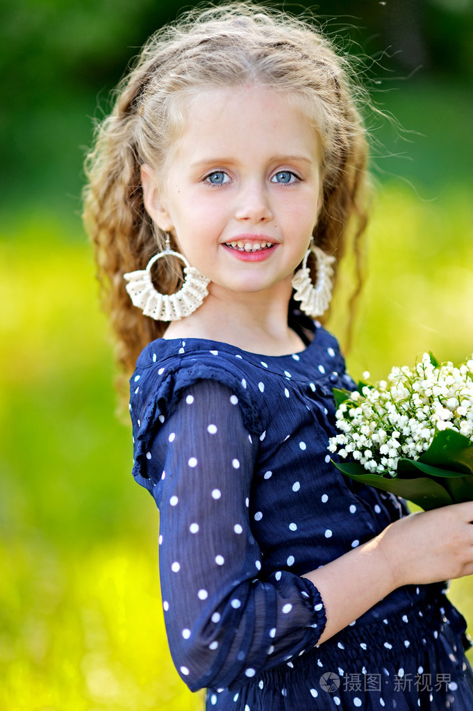 夏季户外的小女孩的肖像