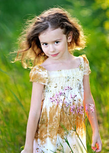 夏季户外的小女孩的肖像