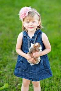 小女孩在户外用兔子的肖像