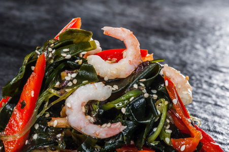 日本用海藻和虾沙拉