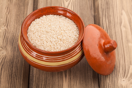 水稻，在红色的碗里