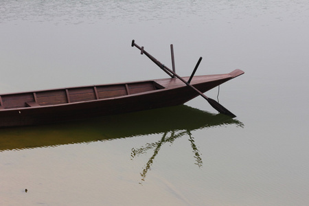 动画片复古渔船在蓝色背景.侧面视图.