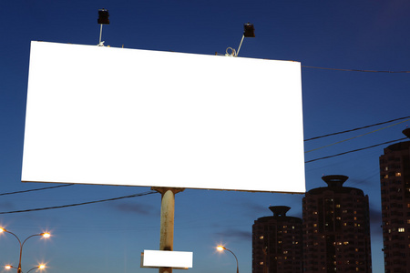 晚上市的空路边城广告牌图片