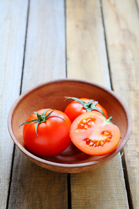 新鲜成熟的西红柿，在一个碗里