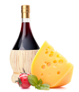 红葡萄酒瓶 奶酪和番茄静物