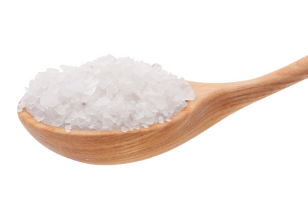 矿物盐在木勺白色背景抠图上孤立