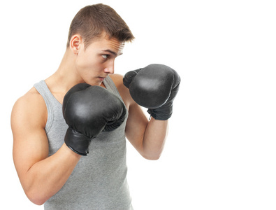 肌肉发达的年轻的拳击手人准备战斗