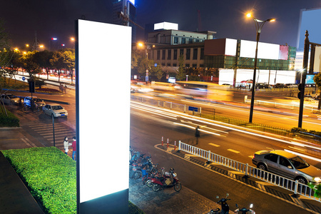 在晚上与交通白色显示广告图片