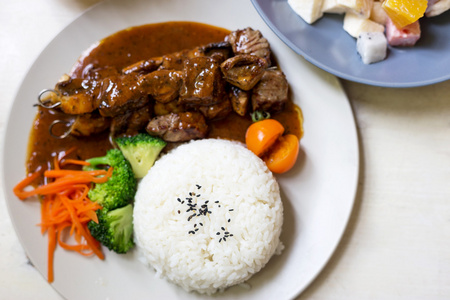肉炒米饭和蔬菜在背景中图片