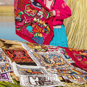 女人准备在乌鲁斯人，秘鲁，玻利维亚的纪念品