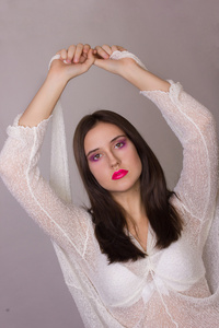 画室情感肖像，一位黑发美女与粉红色的嘴唇，穿着一件白色的衬衫