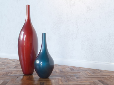 在木地板上装饰陶瓷的红色和蓝色花瓶