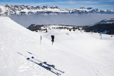 在阿尔卑斯山滑雪