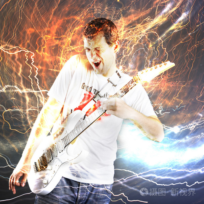 吉他演奏家与白色电吉他