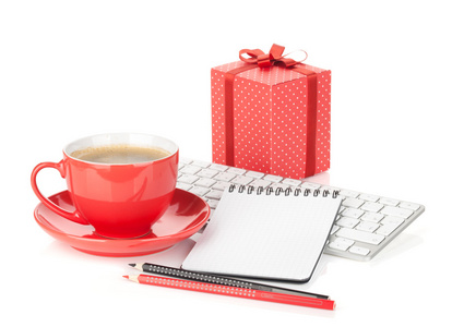 咖啡杯子，红色礼品盒和办公用品