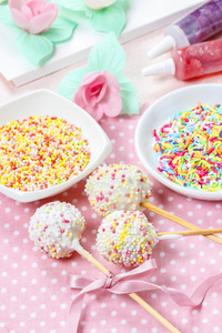 白色蛋糕上粉色点缀的餐桌布持久性有机污染物。多彩的糖粉