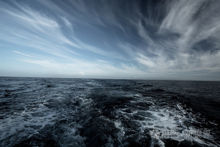 在海洋中的暴风雨天气