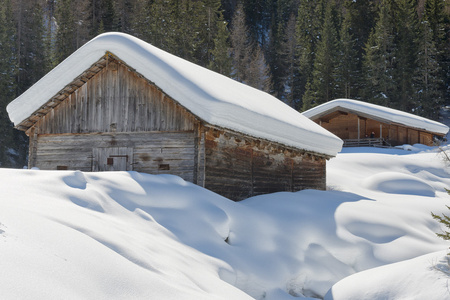 在冬天雪背景的木头小屋小屋