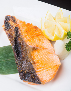 日本料理。煎的鱼的背景