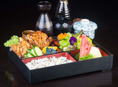 日本料理。午餐盒套餐的背景