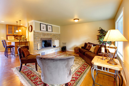优雅的暖色家具的客厅的壁炉图片