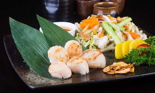 日本料理。烤壳鱼的背景