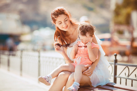 一个幸福的家庭，女人和孩子到蔚蓝的大海在夏日乐趣的肖像